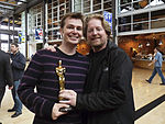 Andrew Stanton dan Victor Navone memegang Academy Award untuk Film Animasi Terbaik