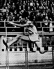 Erkki Virta loppusuoralla vuoden 1939 SM-kisoissa Helsingin olympiastadionilla voittaessaan Suomen mestaruuden ja tehdessään uuden Suomen ennätyksen 400 metrin aitajuoksussa.