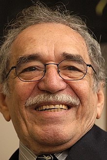 Portrait pris en 2002 de Gabriel García Márquez portant des lunettes