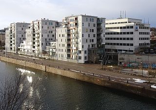 Kvarteren Försommaren (närmast) och Sommaren, sedda från Danviksbron.