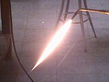 Durch Verbrennung von Acetylen kann eine sehr heiße und helle Flamme erzeugt werden, die z. B. zum Schweißen verwendet wird