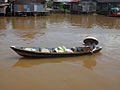 Une vendeuse ambulante padukuhan dans son bateau.