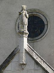 Saint-Pathus au sommet du porche de l'église