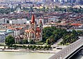 Kirche mit Mexikoplatz vom linken Donauufer (DC Tower) aus gesehen