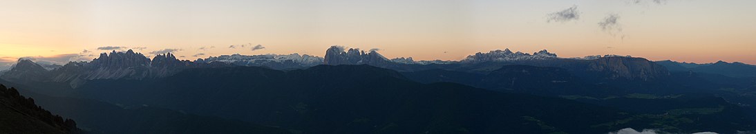 Una vista del alba sobre los picos principales de los Dolomitas occidentales, desde el monte Pascolo: el Sass de Putia, el grupo Puez-Odle, el Grupo del Sella, el Sassolungo y el Sassopiatto, la Marmolada, los alpes de Siusi y el Grupo del Catinaccio.