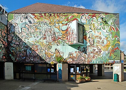 Façade orientale, place Agora : fresque C'est la Vie de Claude Rahir.