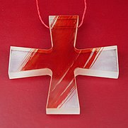 Croix pectorale pour la liturgie en verre et rouge.