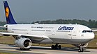 Seit einigen Jahren testet die Lufthansa im Shark skin technology Projekt, wie an diesem A330, zur Steigerung der Treibstoffeffizienz einen Effekt zur Minderung des Oberflächenwiderstands, der die Rillenstruktur der Haihaut nachahmt. Die Tests führten zu dem gemeinsam mit der BASF entwickelten Oberflächenfilm „AeroSHARK“. (Bild vom 1. Mai 2019) KW 26 (ab 27. Juni 2021)