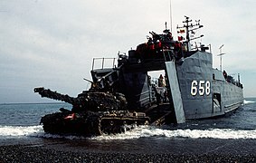 M48 verlässt ein Landungsschiff über die Bugklappe