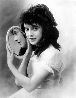 Mabel Normand 1918, 23–24 år gammal.