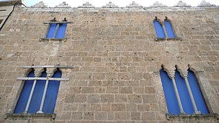 Bíforas y tríforas góticas en el palacio del Marques de Llió, en San Pedro de Riudevitlles (Alto Penedés)