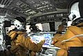 Astronautas da missão STS-107 na cabine do ônibus espacial.