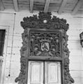 Raam van landhuis Groeneveld, met een kraanvogel in het wapen, in 1972