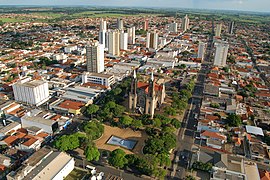 Foto aérea da área central de Votuporanga