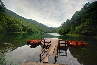 Barche a remi turistiche sul lago