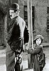 Charles Chaplin i Jackie Coogan w filmie „Brzdąc”
