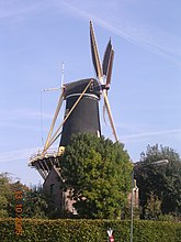 De molen gezien vanaf de Burgemeester Vosbrug