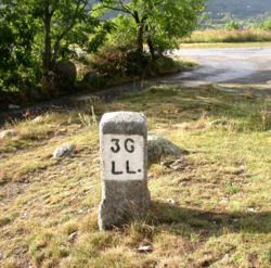 Mejnik med Španijo in Francijo, točneje med občino Llívia v pokrajini Girona in občino Angoustrine-Villeneuve-des-Escaldes (Pyrénées-Orientales)