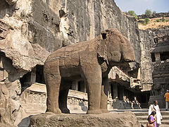 Un elefant tallat a la roca