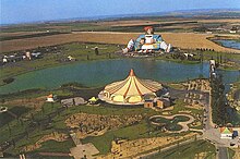 Photographie aérienne du parc, avec un chapiteau au premier plan, un grand bassin et, au fond, la statue gigantesque de Gargantua.