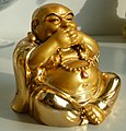 Malý Budai se zakrytými ústy v podobě dekorace či suvenýru