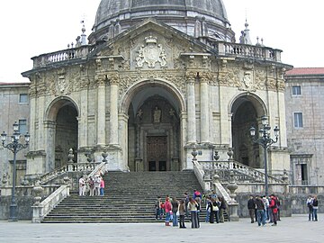 Pórtico y escalinata