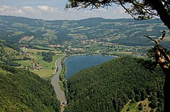 Der Stubenbergsee ist ein künstlicher Badesee im Bezirk Hartberg-Fürstenfeld. Blickrichtung Norden, am unteren Bildrand tritt die Feistritz in die Feistritzklamm.