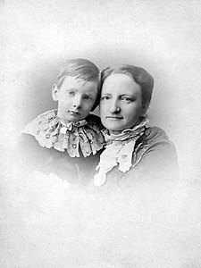 Annette Beveridge bere 5 urteko seme William Beveridgerekin, 1884