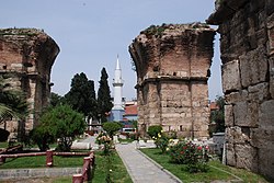 Filadelfeian Pyhän Johanneksen kirkon raunioita ja nykyistä Alaşehirin kaupunkia.