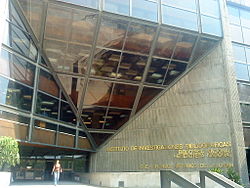 Meksikon kansalliskirjaston sisäänkäynti.
