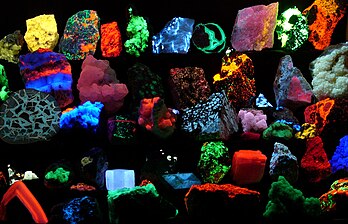 Minéraux fluorescents (une légende détaillée est accessible en cliquant sur l'image). (définition réelle 2 560 × 1 650)