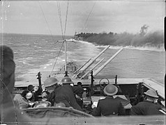 Krysserne HMS «Cleopatra» og HMS «Euryalus» i kamp med italienske skip 22. mars 1942. Det røyklegges så handelsskipene kan unnslippe. Foto: Imperial War Museum