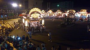 駅前イベント終了後に退場する屋台（2012年）