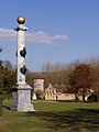 La Colonne rostrale avec en fond, la ferme et le pigeonnier