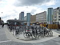 Cykelparkering og udluftningsrør.