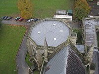 Katedrala v Salisburyju iz stolpa, s križnim hodnikom na desni