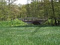 Straßenbrücke über den Erlbach und Sühnekreuz (am Südufer)