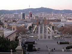 Las cuatro columnas en la actualidad vistas desde el Palau de Montjuic.