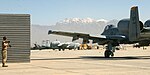 Un A-10 USAF da attacco al suolo sulla pista della Base aerea dell'aeroporto di Bagram