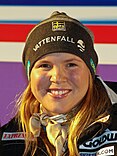 Vänster: Anja Pärson blev den första som tilldelades bragdguldet två år i följd – 2006 och 2007. Höger: Sveriges damstafettlag i längdskidåkning fick 2014 motta bragdguldet.