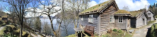 Maleren Nikolai Astrups hjem Astruptunet på sørsida av Jølstravatnet Foto: Fortegnet panoramabilde våren 2015