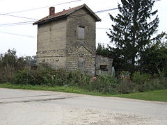 Ancienne maison de garde-barrières à Pusignan abandonnée