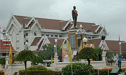 Phraya Lae-monumentet vid stadshuset i Chaiyaphum.