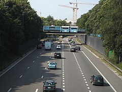 À gauche, vers le tunnel Hiernaux. À droite, la porte de Waterloo vers la Ville-Haute et la porte de Fleurus vers la route de la Basse-Sambre (N90).