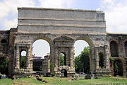 La Porte Majeure dont les arches soutiennent deux conduits superposés.