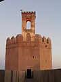 Torre de Espantaperros (Badajoz) y vista frontal del acceso desde la muralla