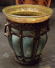 Vase « verre de jade » à monture métallique, en collaboration avec Louis Majorelle, 1925.
