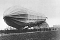 Zeppelin LZ 6 يهبط في إسن (ألمانيا) في عام 1909.