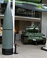 80-cm-Granate der „Dora“ im Größenvergleich neben einem Panzer