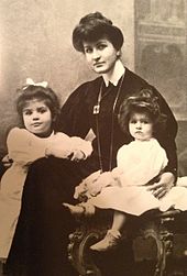 Anna Mahler mit ihrer Mutter und Schwester Maria (links), circa 1906.